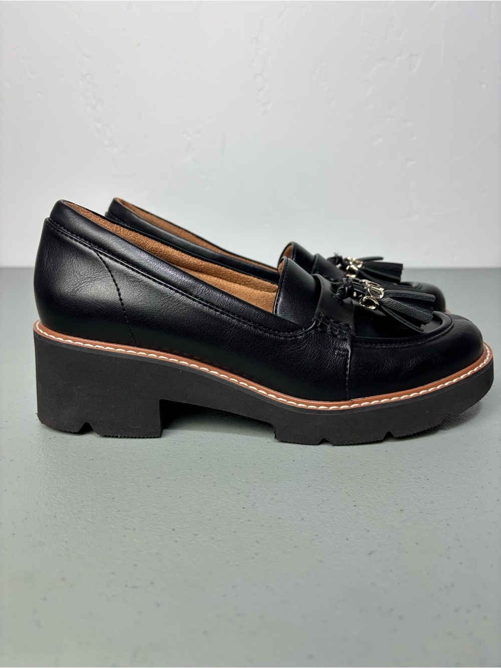 Naturalizer Women's 7.5M Black Tassel Loafer Slip-On Committed Lug Sole Chunky